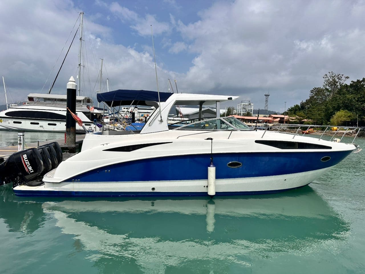 Bayliner 325 Cruiser Motor Yacht bareboat (10) — photo 3 of 8