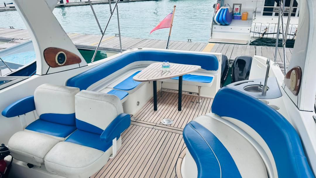 Bayliner 325 Cruiser Motor Yacht bareboat (10) photo 2