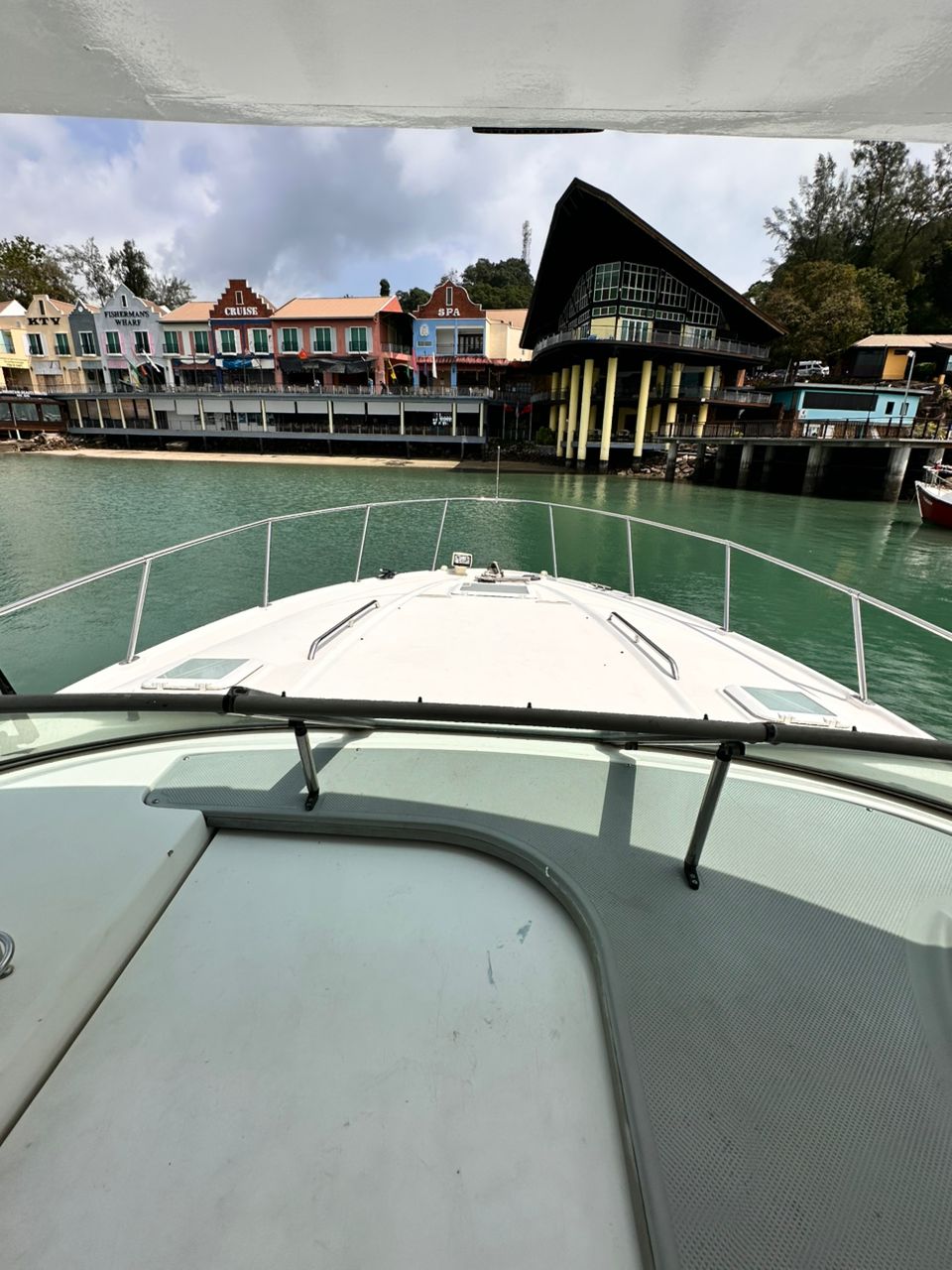 Bayliner 325 Cruiser Motor Yacht bareboat (10) photo 4