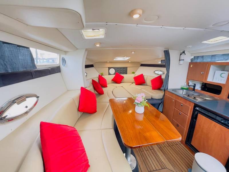 Bayliner 325 Cruiser Motor Yacht bareboat (10), photo 6 of 7