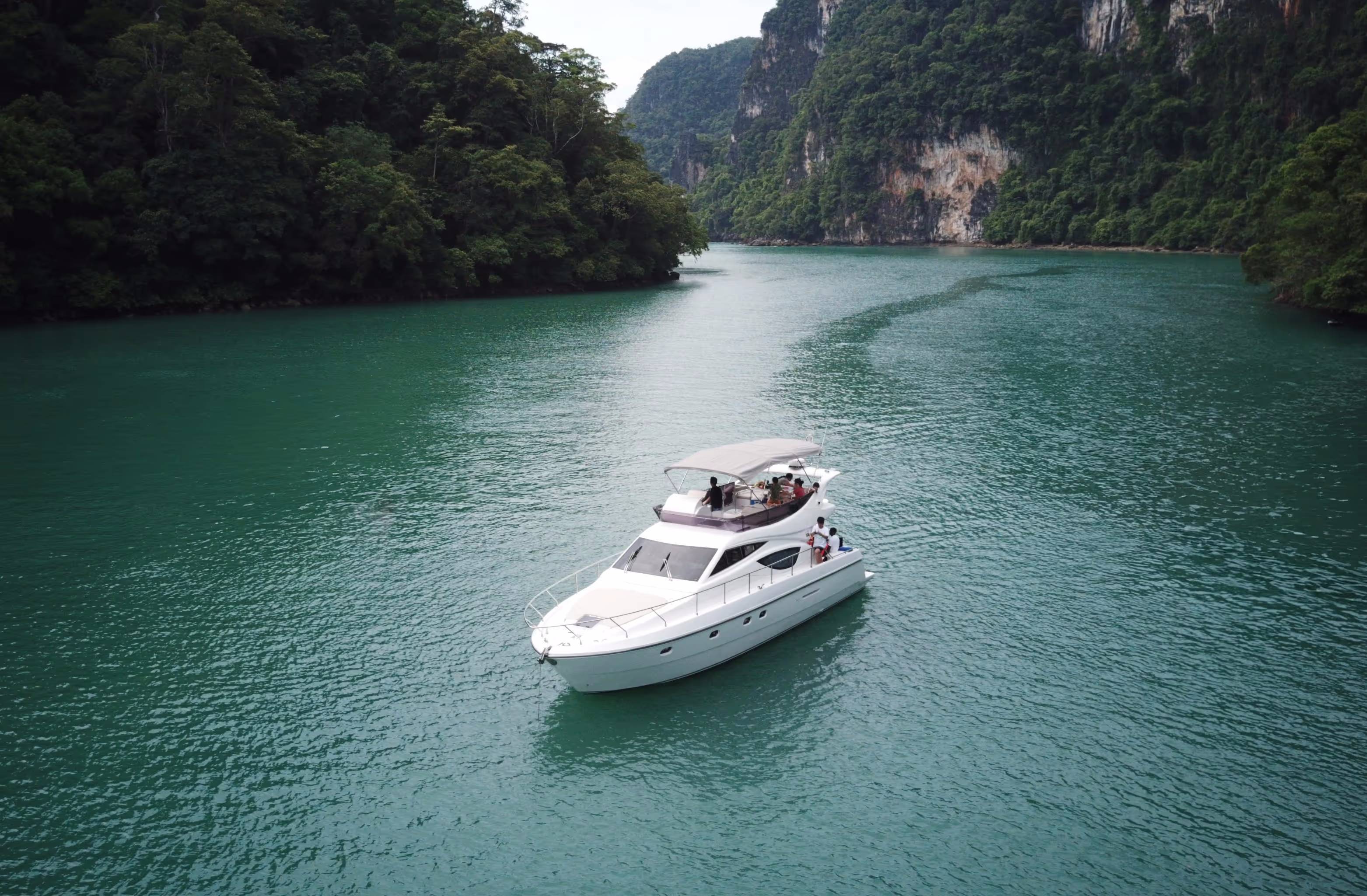 Ferretti 46 Luxury Motor Yacht (10) photo 2